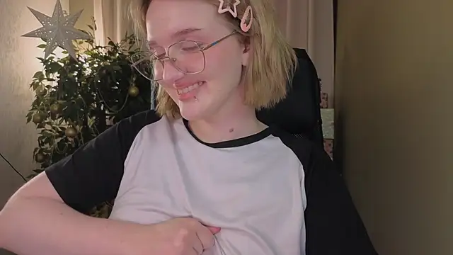 ELLIEJAY's cam snapshot