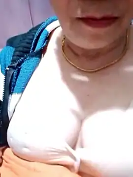 small-house123's cam snapshot