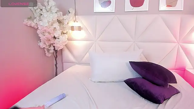 nicole_saenz_'s cam snapshot