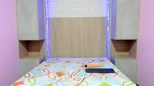 KarlaCollins_'s cam snapshot