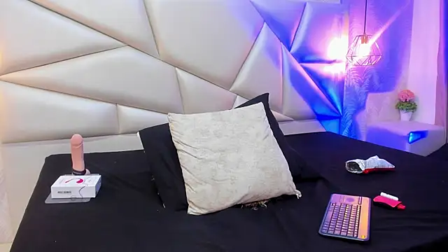 laurettedela_rouse's cam snapshot