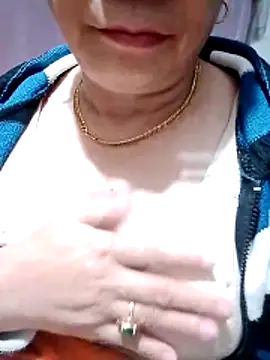 small-house123's cam snapshot