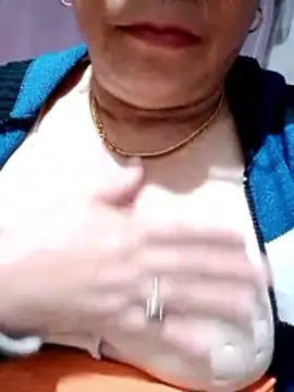 small-house123's cam snapshot