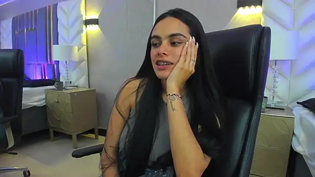 ChloeHarper_'s cam snapshot