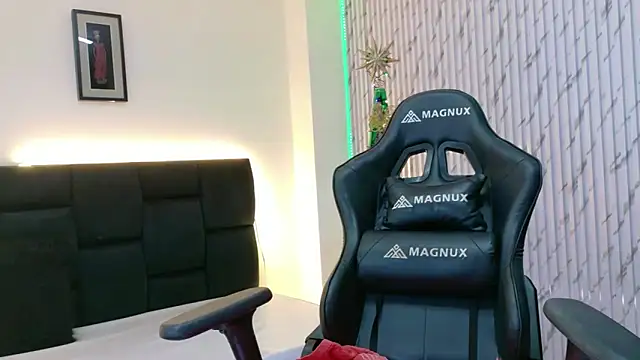 lararoberts_'s cam snapshot