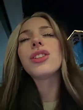 LoraaDoll live sex cam