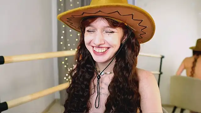 LeelooYolo live sex cam