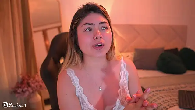 Lau_Bee's cam snapshot