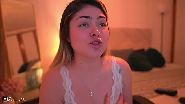 Lau_Bee's cam snapshot