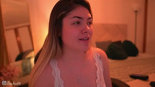 Lau_Bee's cam snapshot