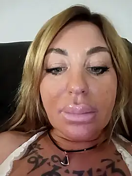 MiaMooly live sex cam