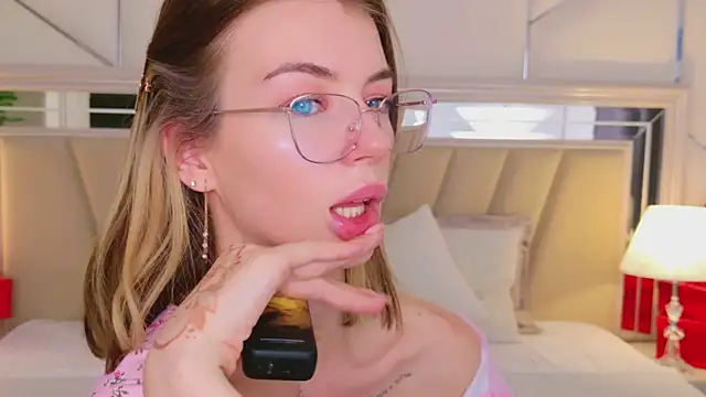 MeganMour's cam snapshot