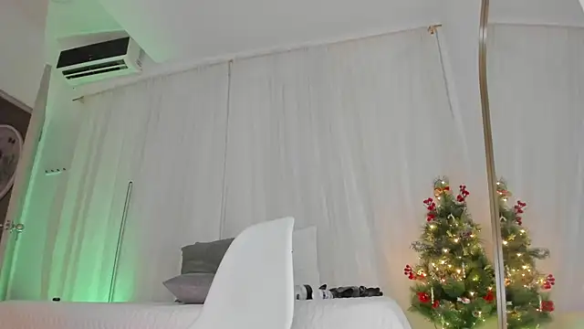 Petite_Lucie's cam snapshot