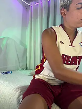 MrLeoLatino's cam snapshot