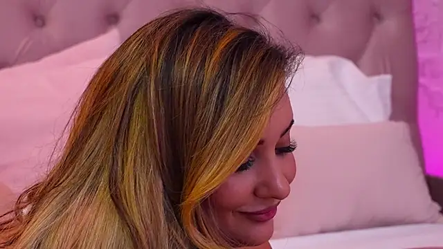 YaaraCollins live sex cam