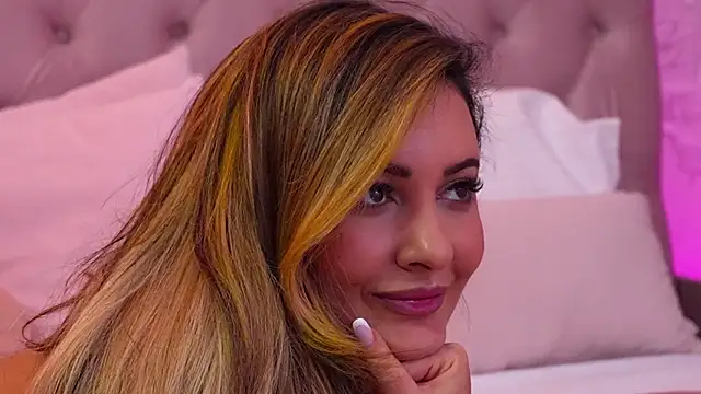 YaaraCollins live sex cam