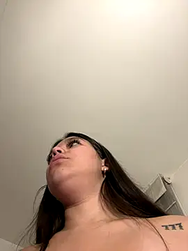 Alyshanon18's cam snapshot