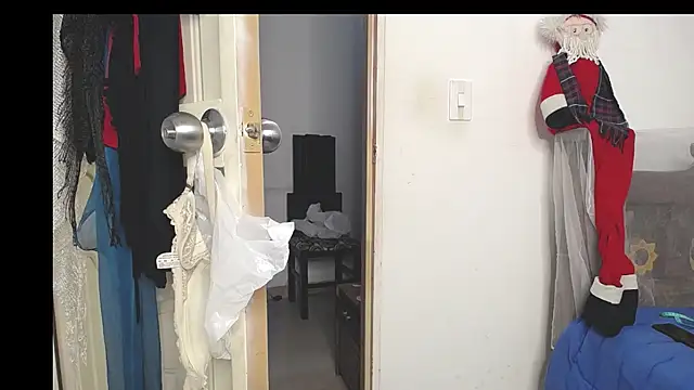 DominaLeona's cam snapshot