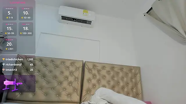 Alessiiaa_ live sex cam