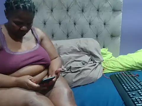 NaughtyChubbyZoe's cam snapshot