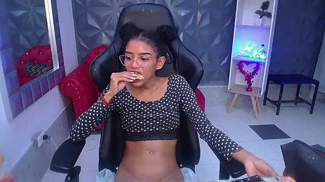 adisson_petite1's cam snapshot