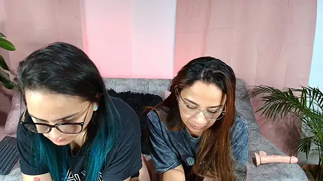 Jules_n_Gia live sex cam