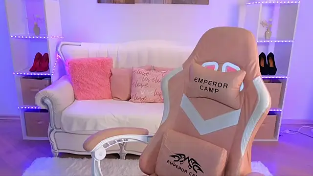 EmmyMills's cam snapshot