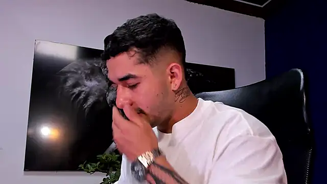 king_falconer's cam snapshot