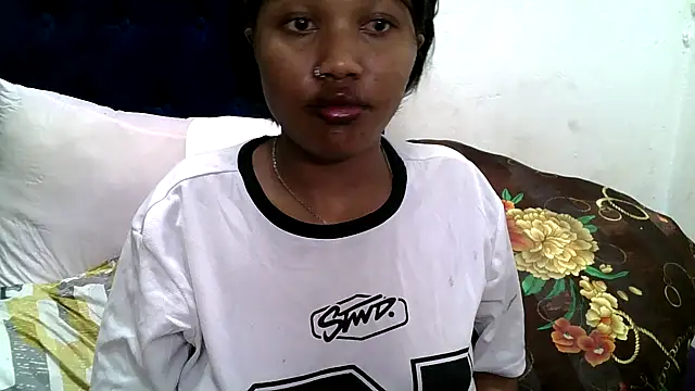 BUNNYCHOWX28 live sex cam