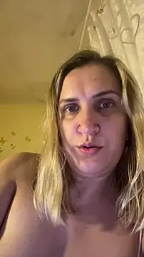 Bia_sexynovaes live sex cam