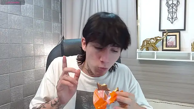 Iantwink18 live sex cam