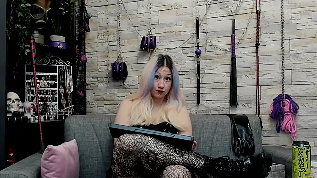 CruelMistress live sex cam