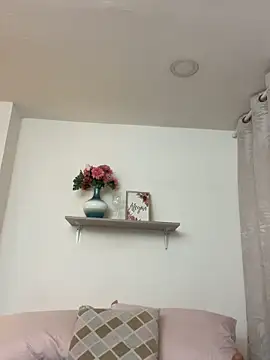 LauraRaider live sex cam