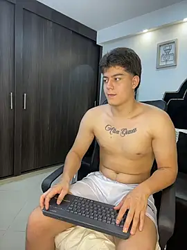 MaxxiCruzz live sex cam