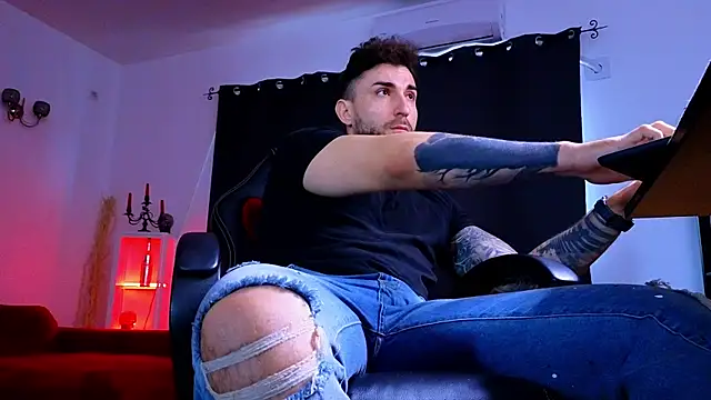 MightyAaron66 live sex cam