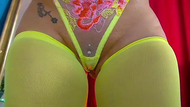 Foxxxy_MILF live sex cam