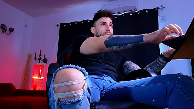 MightyAaron66 live sex cam