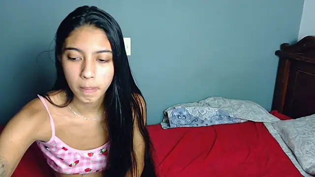 strawberrymia68 live sex cam
