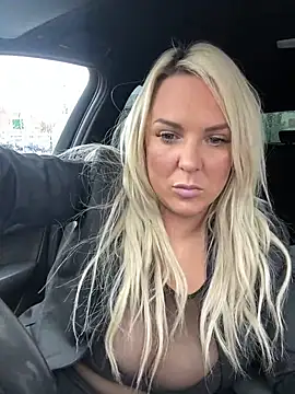 Bustyblondebabe32 live sex cam