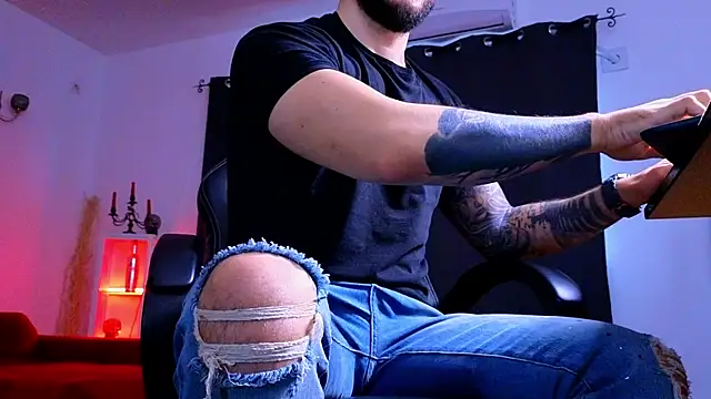 MightyAaron66 live sex cam