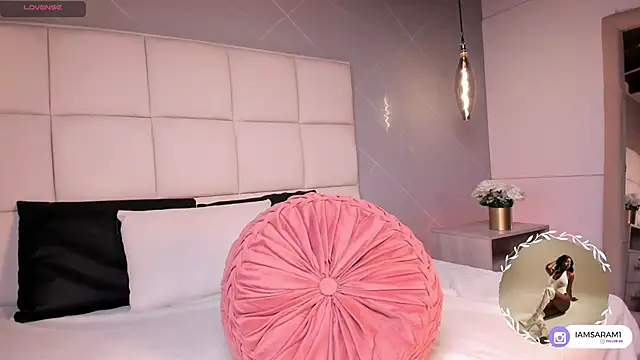 SaraMonroe1 live sex cam