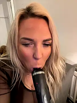Bustyblondebabe32 live sex cam