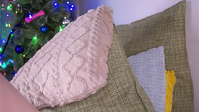 LynHillaire live sex cam