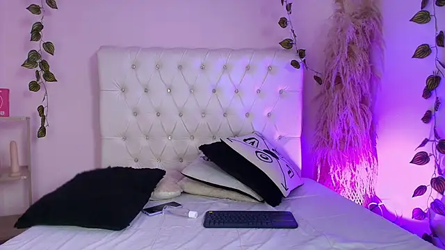 AmelieAndAce live sex cam