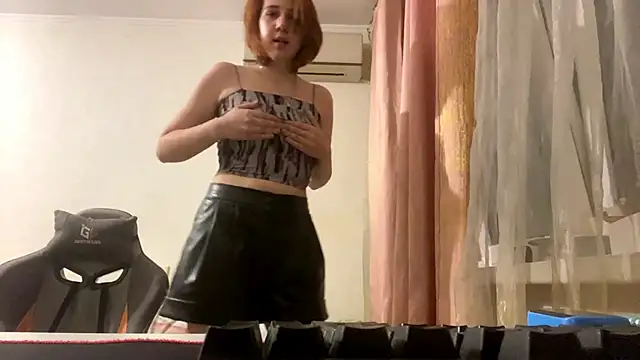 Julie_mayers_'s cam snapshot