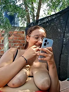 young_dairy01's cam snapshot