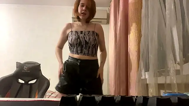 Julie_mayers_'s cam snapshot