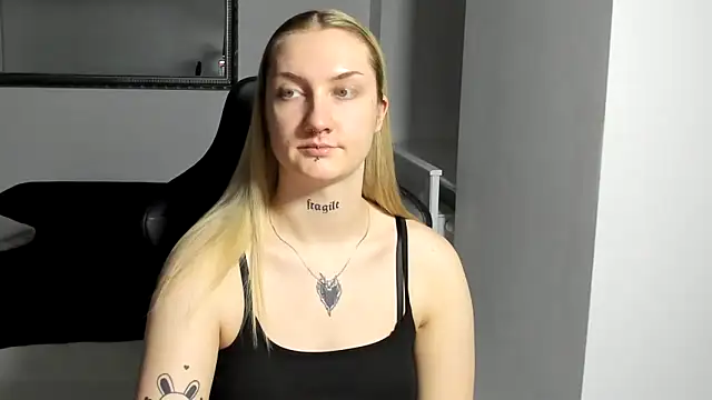 AlexaTease's cam snapshot