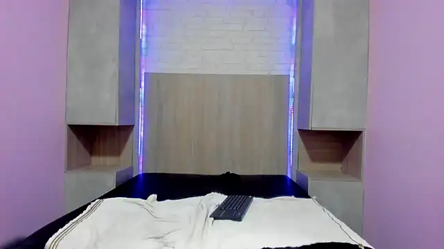 KarlaCollins_'s cam snapshot