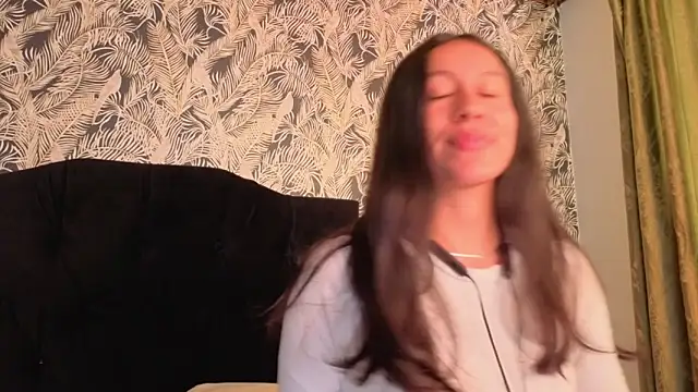 EmiGomez_'s cam snapshot